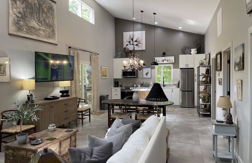 Carbondale House | Luxurious 2 Bdrm Creekside Deckhouse Retreat