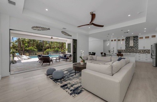 Rural Estates House | Luxurious 2024 5-BR House- Heated Pool and Outdoor Kitchen, just minutes from beaches and downtown