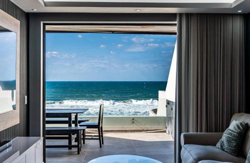 Shaka's Rock Apartment | Luxurious 3 bedroom beach front apartment