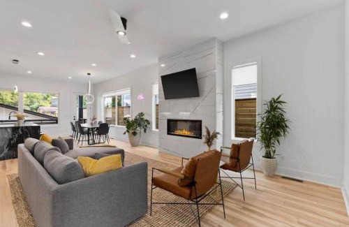 North Nashville House | Luxurious 4bd home sleeps 12 minutes to downtown with parking