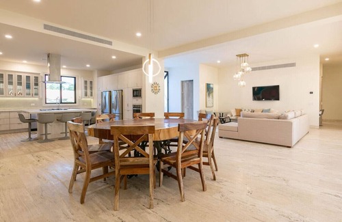 Cabo Bello Villa | Luxurious 4Bed Villa spacious & private heated pool steps from Beach