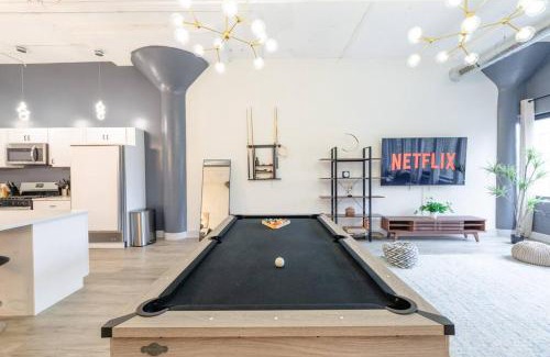 Near South Side Apartment | Luxurious 5BR Suite Perfect for Group of 12 guests with Pool table, Optional Parking and Gym Access Near McCormick Place and Soldier Field