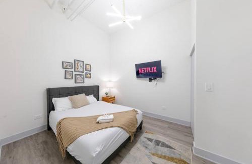 Near South Side Apartment | Luxurious 5BR Suite Perfect for Group of 12 guests with Pool table, Optional Parking and Gym Access Near McCormick Place and Soldier Field