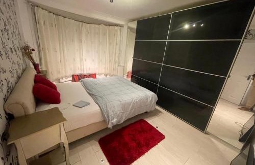 Newbury House | Luxurious 6-Bed Entire House in London ilford