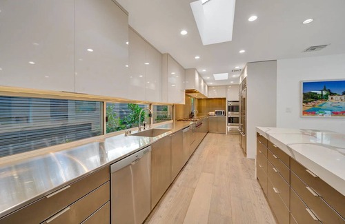 The Flats Villa | Luxurious 6-bedroom villa in charming Beverly Hills with WiFi, AC, fitness room