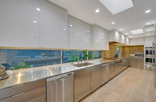 The Flats Villa | Luxurious 6-bedroom villa in charming Beverly Hills with WiFi, AC, fitness room