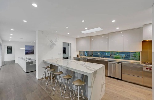 The Flats Villa | Luxurious 6-bedroom villa in charming Beverly Hills with WiFi, AC, fitness room