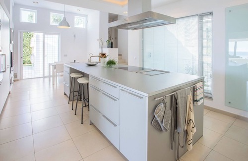 Marbella Seafront Promenade Villa | Luxurious 6 bedroom villa with sea view!