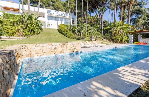 Marbella Seafront Promenade Villa | Luxurious 6 bedroom villa with sea view!