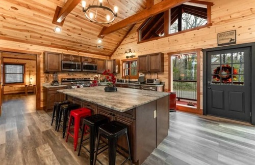 Caton Cabin | Luxurious/Amazing 1 of a Kind Cabin/InCabinHeated Pool/Sauna/Games Sleeps 24