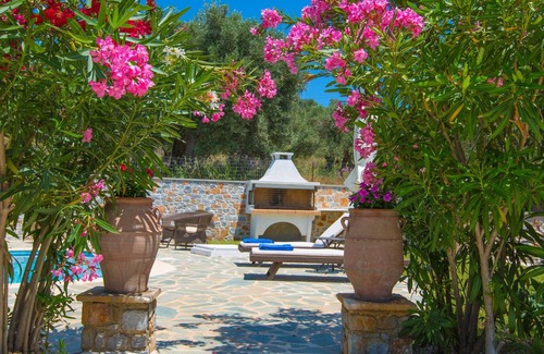 Skiathos Villa | Luxurious and family friendly villa with large private pool 5 mins from Skiathos