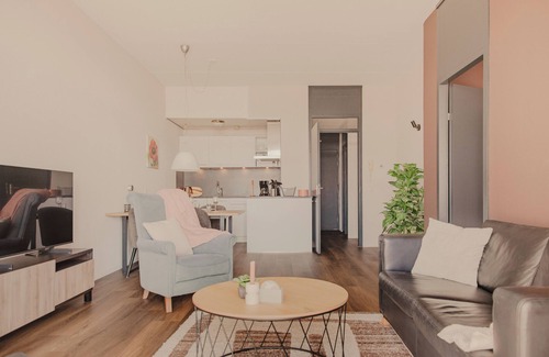 Makkum Apartment | Luxurious apartment with a balcony or a patio, a bathtub, and a private parking space directly on the IJsselmeer at Beach Resort Makkum.