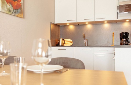 Makkum Apartment | Luxurious apartment with a balcony or a patio, a bathtub, and a private parking space directly on the IJsselmeer at Beach Resort Makkum.