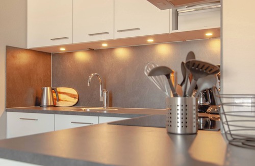 Makkum Apartment | Luxurious apartment with a balcony or a patio, a bathtub, and a private parking space directly on the IJsselmeer at Beach Resort Makkum.