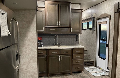 Lexington House | Luxurious Cozy RV Open Range Glamping Experience