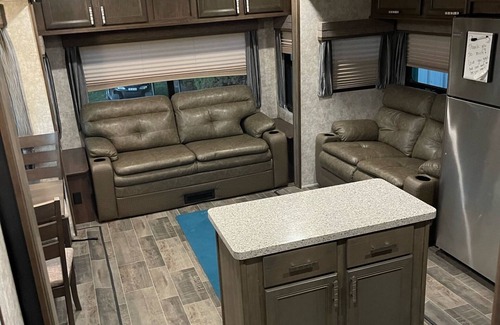 Lexington House | Luxurious Cozy RV Open Range Glamping Experience