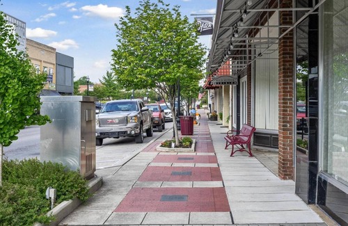 McMinnville House | Luxurious Downtown Townhouse