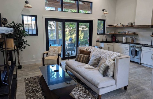 East Hill Villa | Luxurious East Hill Guest House w/King Bed!