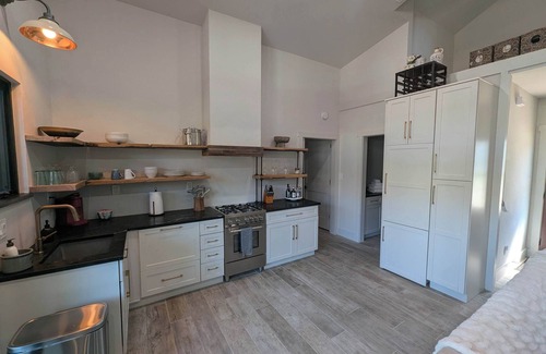 East Hill Villa | Luxurious East Hill Guest House w/King Bed!