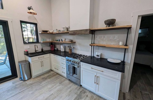 East Hill Villa | Luxurious East Hill Guest House w/King Bed!