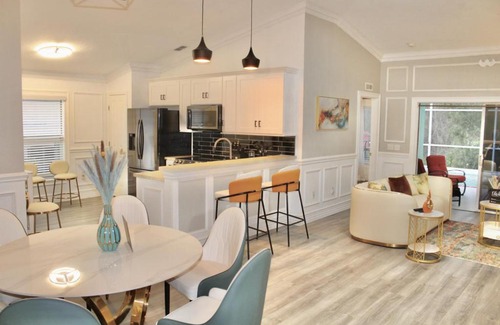 Loughman House | Luxurious , Elegant Home with 2 Master Suites and Swimming Pool