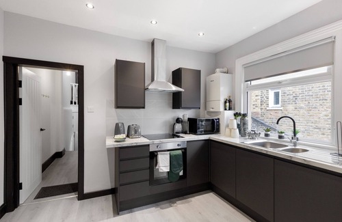 Munster House | Luxurious Evergreen Flat Sleeps 6