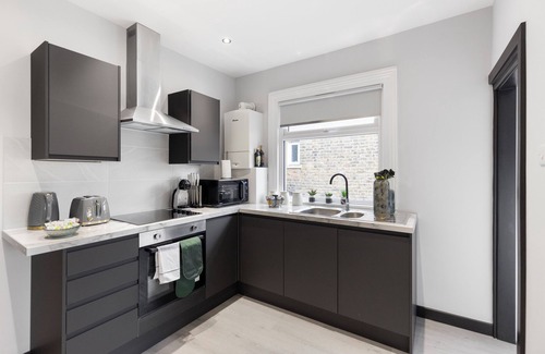 Munster House | Luxurious Evergreen Flat Sleeps 6