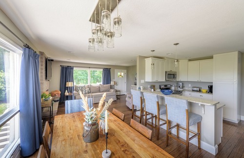 Leicester House | Luxurious Farm home in the Country with Large Outdoor living space and Hot tub!