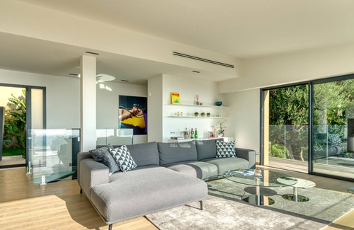 Roquebrune-Cap-Martin Villa | Luxurious renovated 3 bedroom villa with sea view ROQUEBRUNE CAP MARTIN