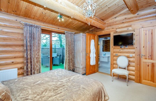 Carlton-in-Cleveland Cabin | Luxurious real log lodge.