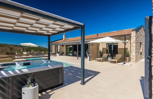 Hum House | Luxurious home in Hum with sauna