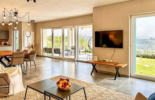 Rakotule House | Luxurious home in Karojba