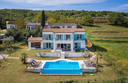 Rakotule House | Luxurious home in Karojba