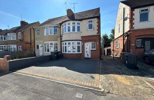 Luton Apartment | Luxurious House in Luton with free parking