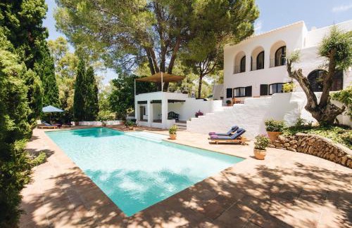 Sant Rafael de Sa Creu Villa | Luxurious Ibiza Villa Casa Pacifica 6 Bedrooms Large Outdoor Dining Area & Bbq San Rafael