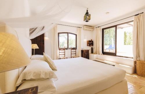 Sant Rafael de Sa Creu Villa | Luxurious Ibiza Villa Casa Pacifica 6 Bedrooms Large Outdoor Dining Area & Bbq San Rafael