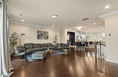 Charlotte House | Luxurious King 3BR Townhouse in Uptown Charlotte!