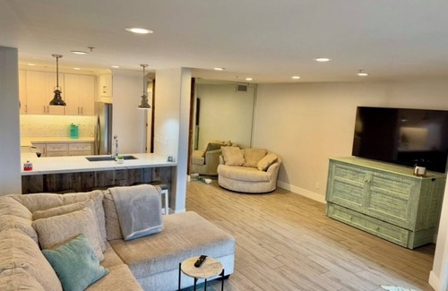 Huntington Beach Condo | Luxurious, modern, beachfront, condo w/hot tub, pool, BBQ, large private balcony