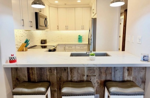 Huntington Beach Condo | Luxurious, modern, beachfront, condo w/hot tub, pool, BBQ, large private balcony