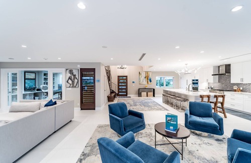 Coral Ridge House | Luxurious, Modern House with Waterfront Pool & Spa