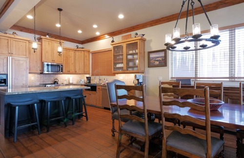 Eden House | Luxurious Mountain Home with 7 BRs private hot tub w amazing views | 7 Bed, 7 Bath