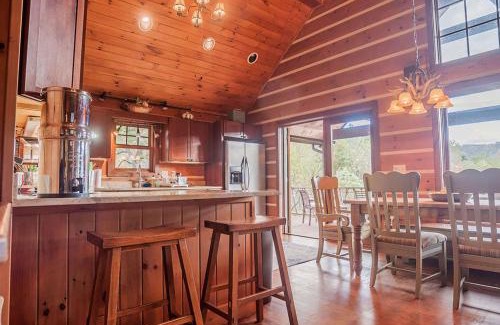 Sugar Grove House | Luxurious Mountain Retreat with Hot Tub Jacuzzi Suite & Wood-Burning Fireplace - 10 Min to Boone