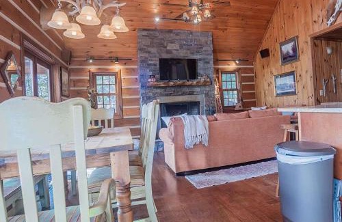 Sugar Grove House | Luxurious Mountain Retreat with Hot Tub Jacuzzi Suite & Wood-Burning Fireplace - 10 Min to Boone