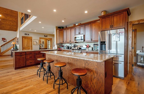 Friendsville House | Luxurious Mountain Getaway w/Hot Tub