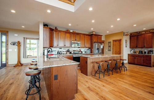 Friendsville House | Luxurious Mountain Getaway w/Hot Tub