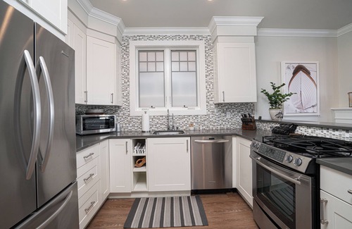 Balboa Peninsula House | Luxurious Newport home one block from the beach