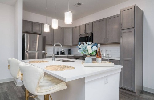 Whitestown Apartment | Luxurious One Bedroom Whitestown