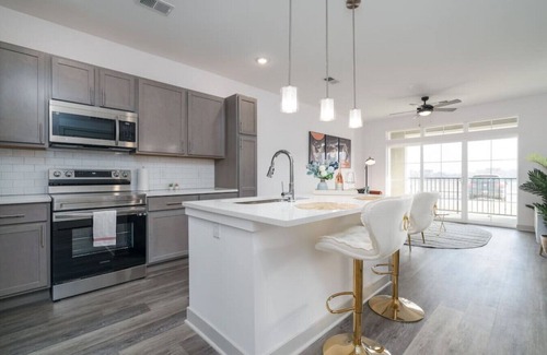 Whitestown Apartment | Luxurious One Bedroom Whitestown