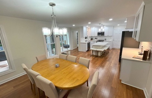 Northwest Raleigh House | Luxurious, Pet-Friendly, 6-bed home near RDU and North Hills w/2-car garage