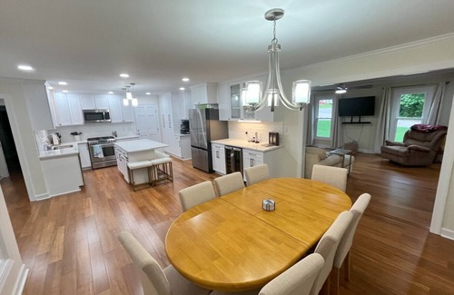 Northwest Raleigh House | Luxurious, Pet-Friendly, 6-bed home near RDU and North Hills w/2-car garage